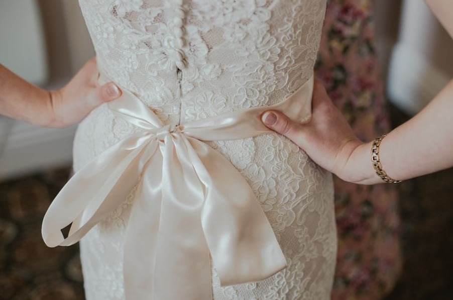 how to tie a perfect bow on a dress